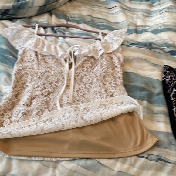 Blouse with tan underneath covering the top with lace - Picture 3 of 4